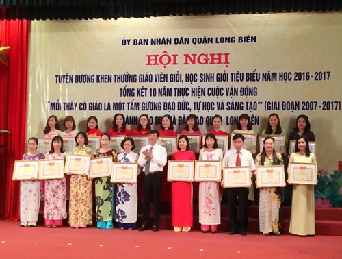 Trường MN Hoa Sen với những thành tích nổi bật tại Hội nghị tuyên dương khen thưởng của UBND quận Long Biên